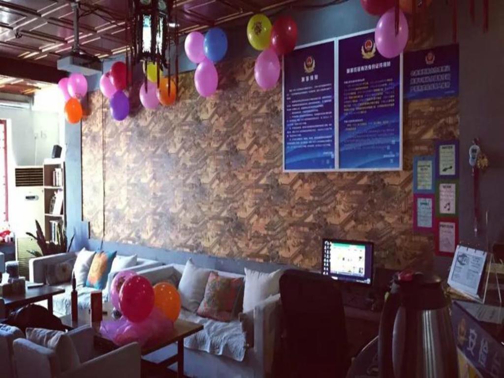 Three Legged Frog Hostel Пекин Екстериор снимка