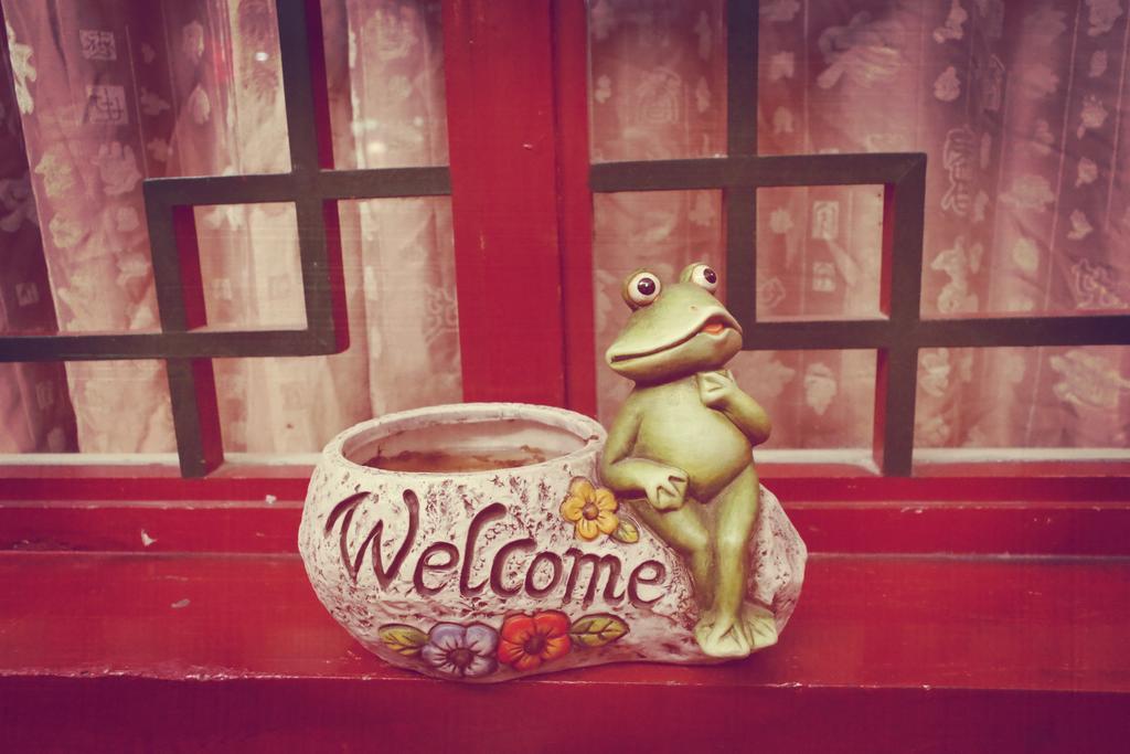 Three Legged Frog Hostel Пекин Екстериор снимка